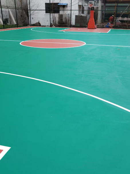 松山湖管委会 球场长期使用易出现地面开裂